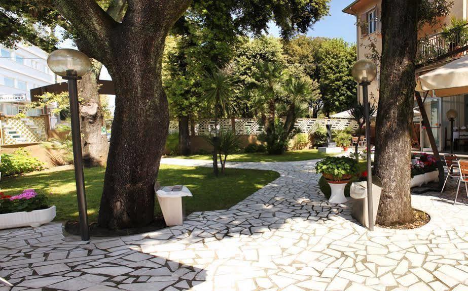 Hotel Roma Marina di Massa Kültér fotó